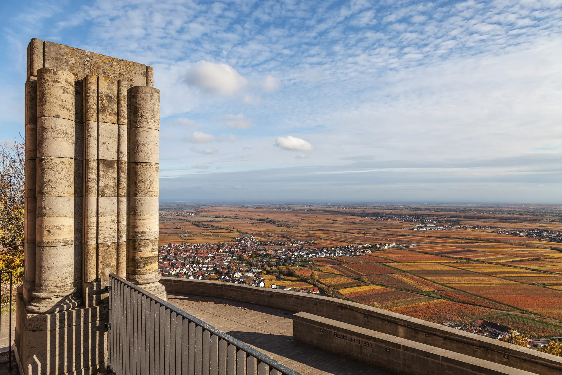 Herbstliche Weinberge an der Deutschen Weinstraße, gesehen vom Hambacher Schloss bei Neustadt